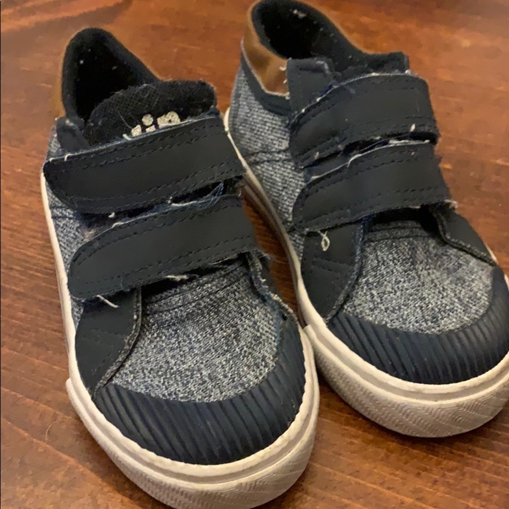 Auston Trading toddler sz 6 velcro shoes